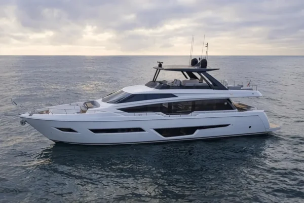 Ferretti Yachts 780